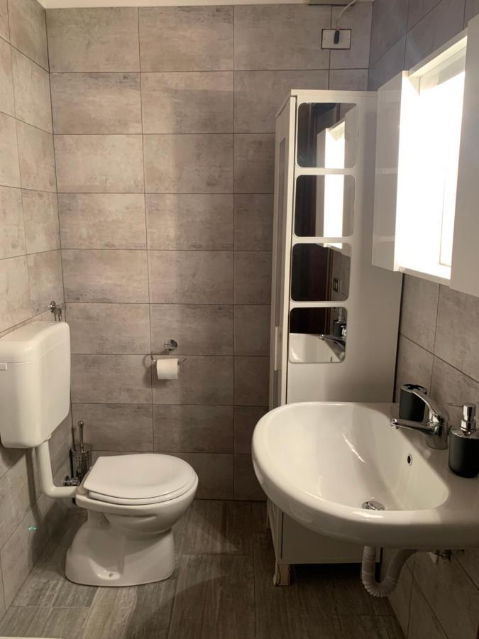 Studio Apartment Una Finestra Su Como Exterior photo